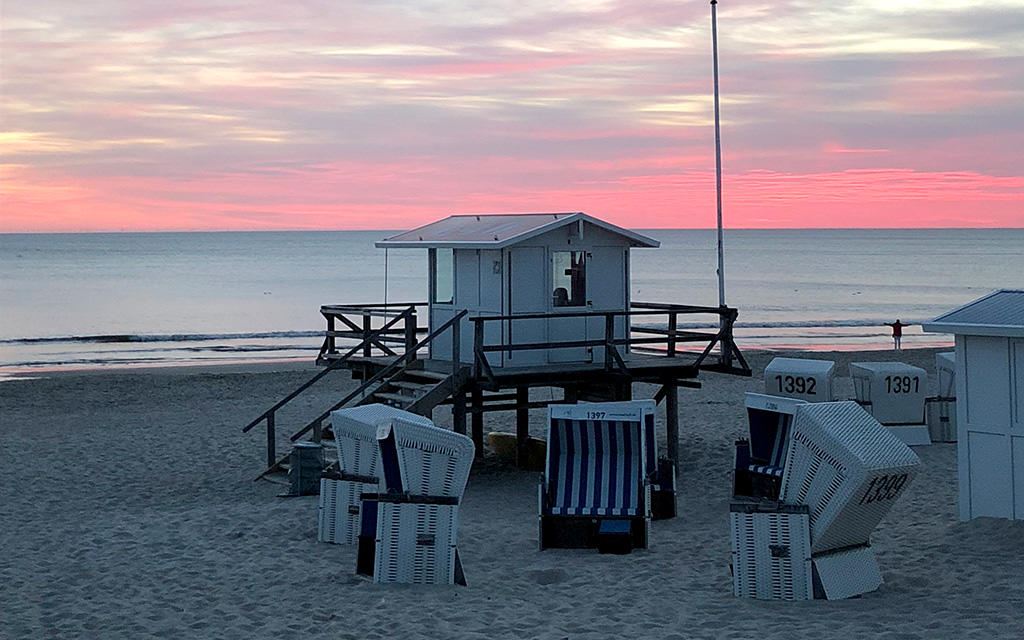 Haus am Strand im Sonnenuntergang